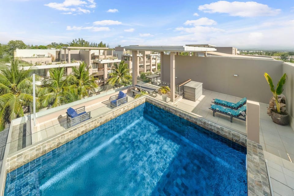 Patio, Balcony/Terrace, Swimming pool, sunbed