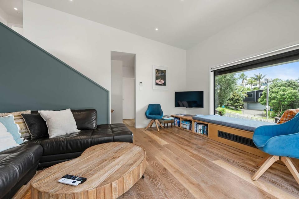 Up Above The Crescent House in Bay Of Plenty