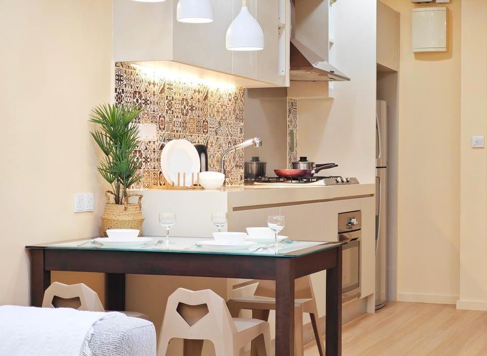 Kitchen or kitchenette, Dining area