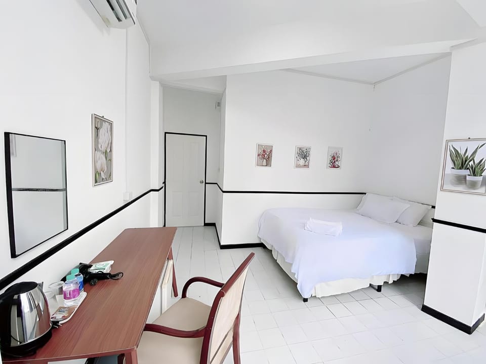 Bed, Photo of the whole room, Dining area, air conditioner