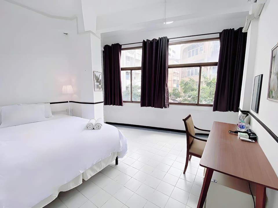 Bed, Photo of the whole room, Seating area, Bedroom