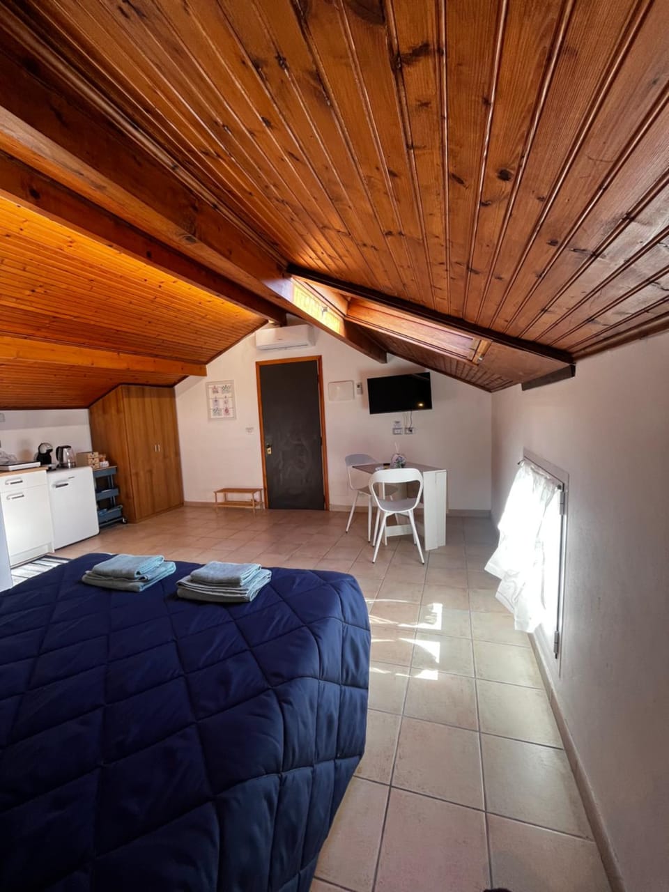 TV and multimedia, Kitchen or kitchenette, Living room, Photo of the whole room, Dining area