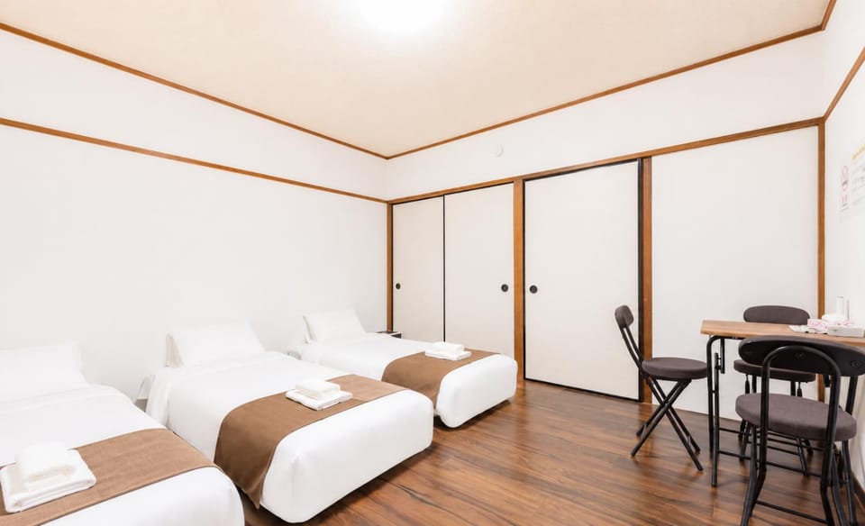 Bed, Living room, Bedroom, towels