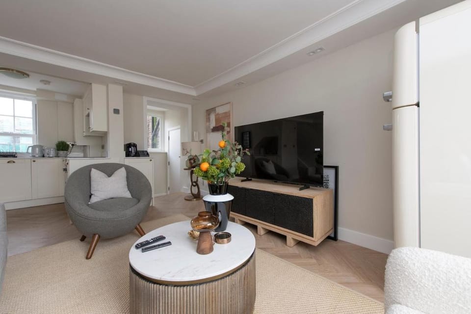 Iconic Portobello Rd Flat by Notting Hill Bookshop Apartment in City of Westminster