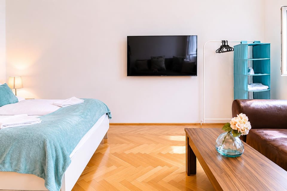 Bed, TV and multimedia, Seating area, Bedroom