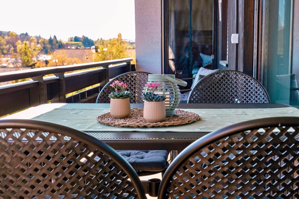 Natural landscape, Balcony/Terrace, Decorative detail, Seating area