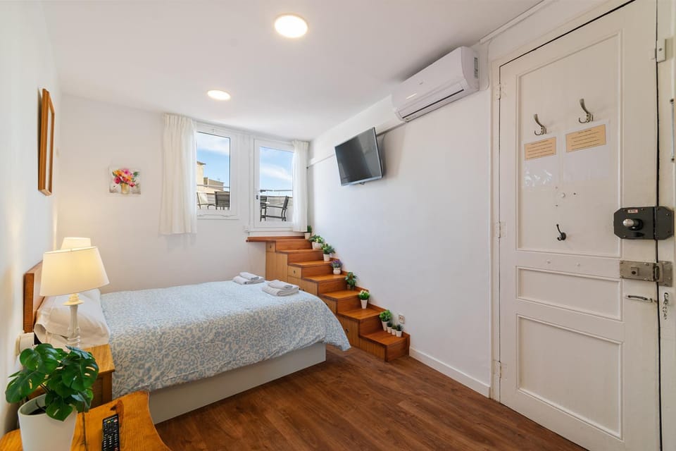 Bed, TV and multimedia, Photo of the whole room, Bedroom, air conditioner