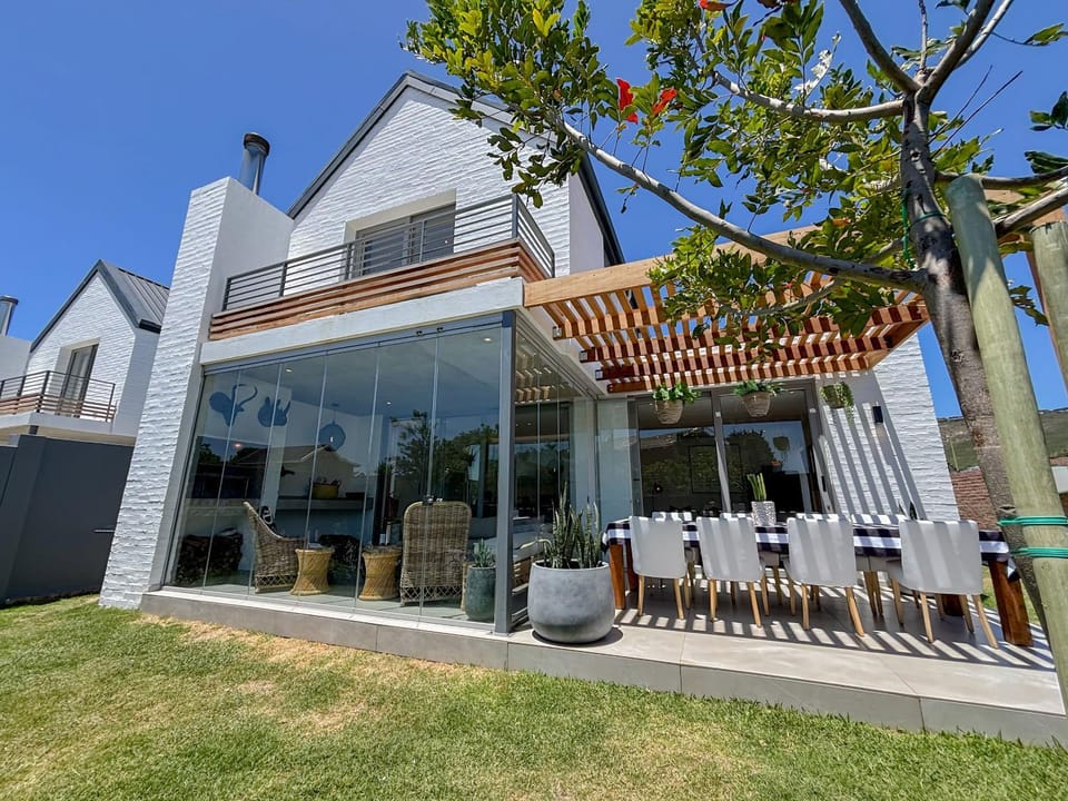 Property building, Patio, Spring, Day, Garden, Garden view