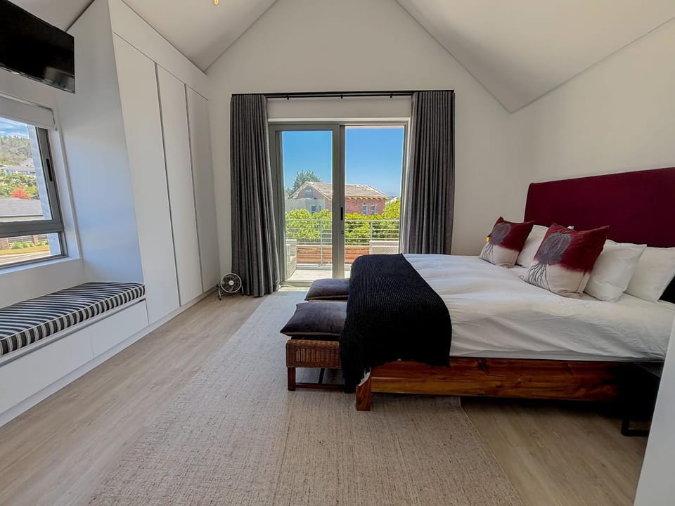 Bed, Natural landscape, TV and multimedia, Photo of the whole room, Bedroom, towels