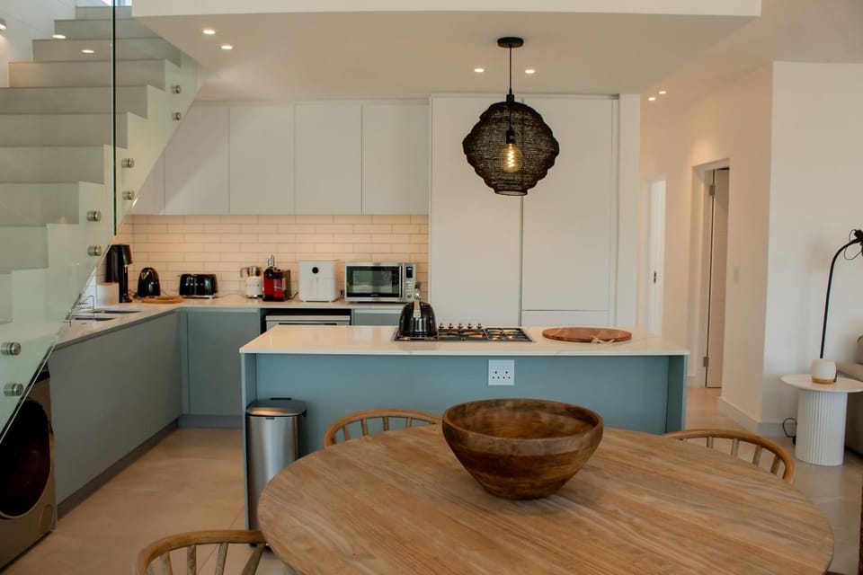 Coffee/tea facilities, Kitchen or kitchenette, Dining area, dishwasher, stove, toaster