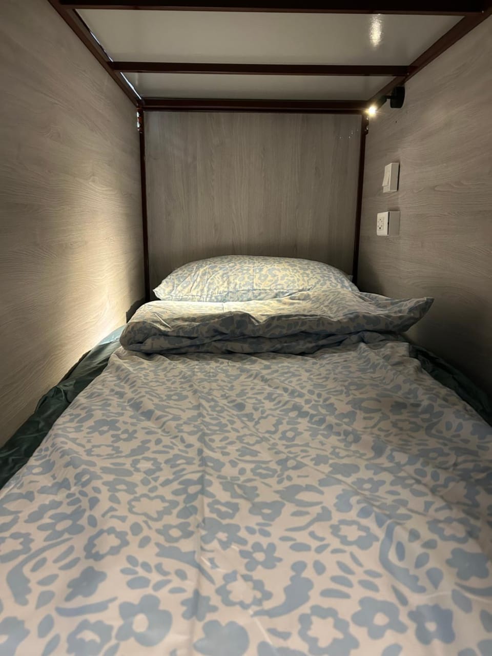 Lesbase Female 8-Bed Room Hostel in Bangkok