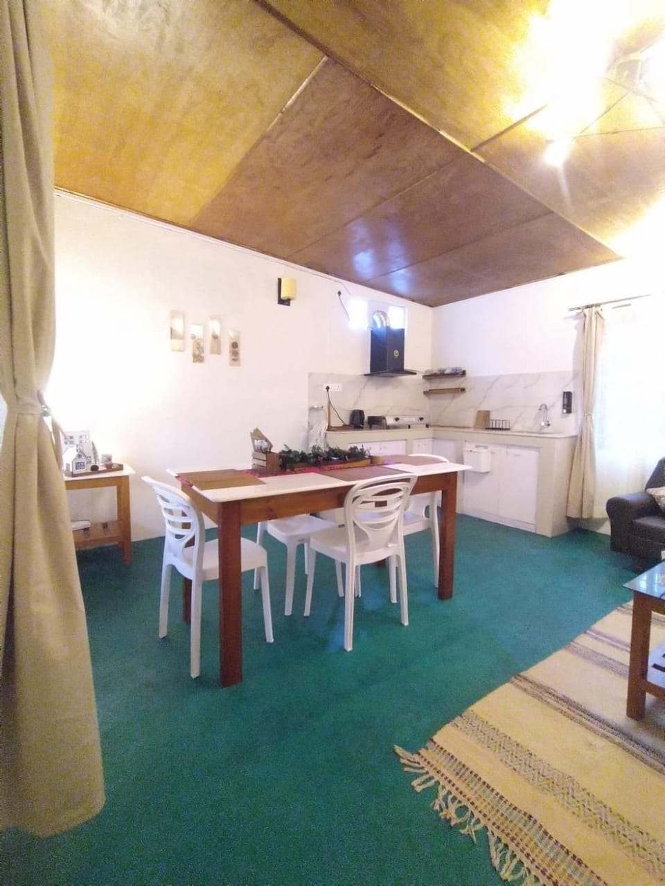 Kitchen or kitchenette, Dining area