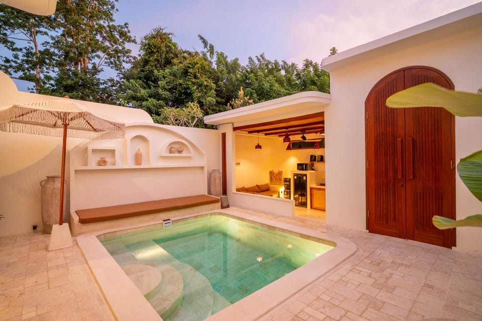 Kitchen or kitchenette, Pool view, Swimming pool