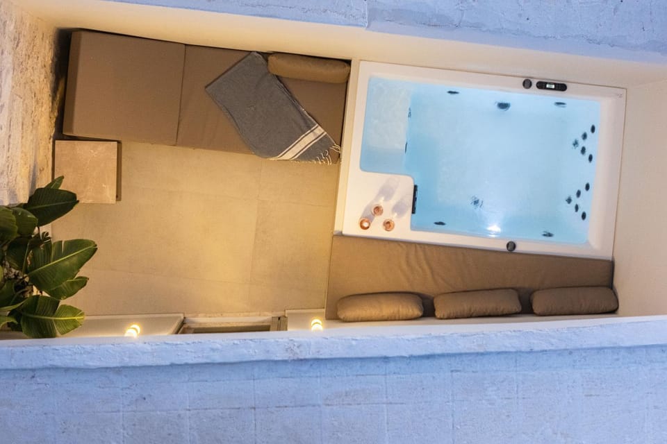 Hot Tub, Seating area