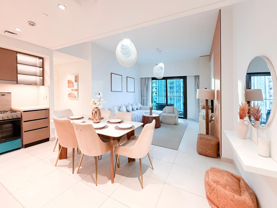 Kitchen or kitchenette, Living room, Seating area, Dining area