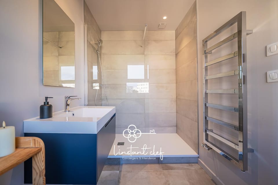 Shower, Bathroom, towels