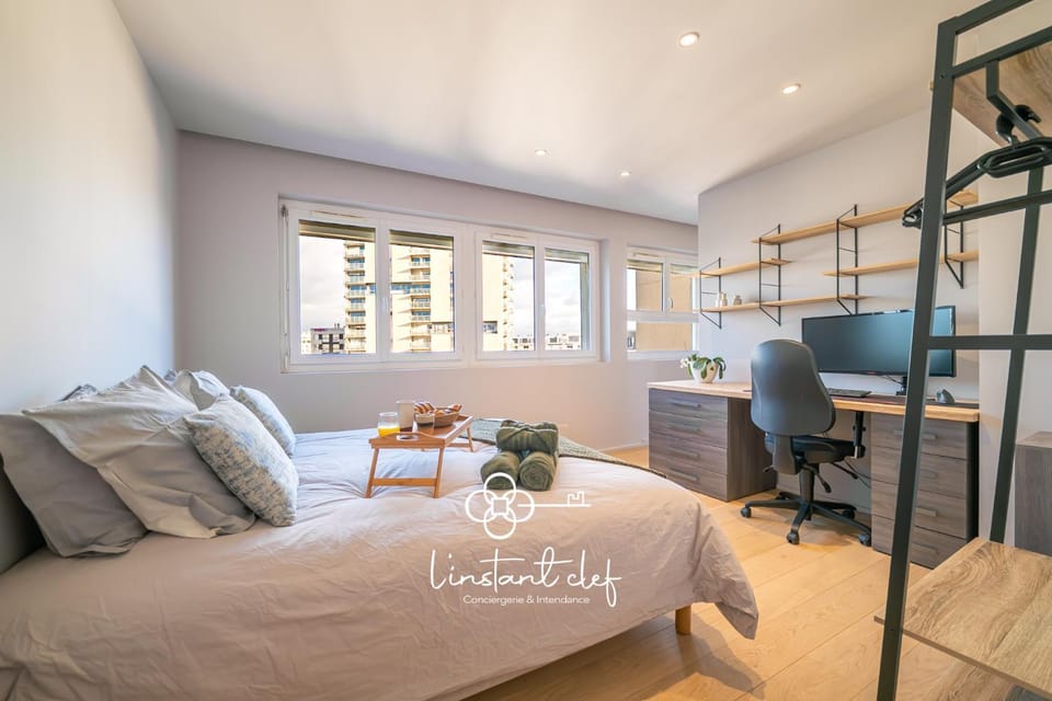 Bed, Photo of the whole room, Seating area, Bedroom, towels