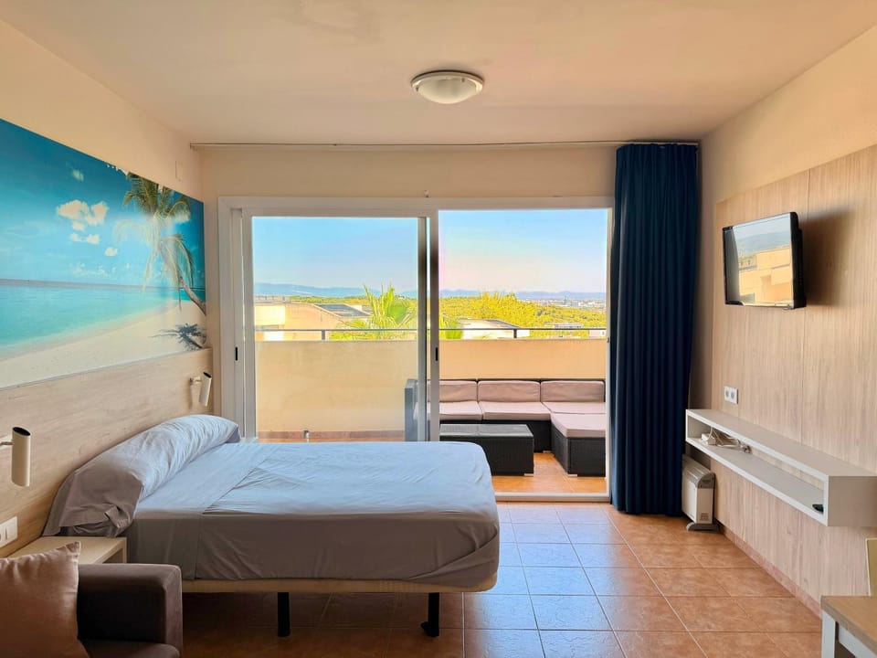 Bed, Natural landscape, TV and multimedia, View (from property/room), Balcony/Terrace, Photo of the whole room, Bedroom
