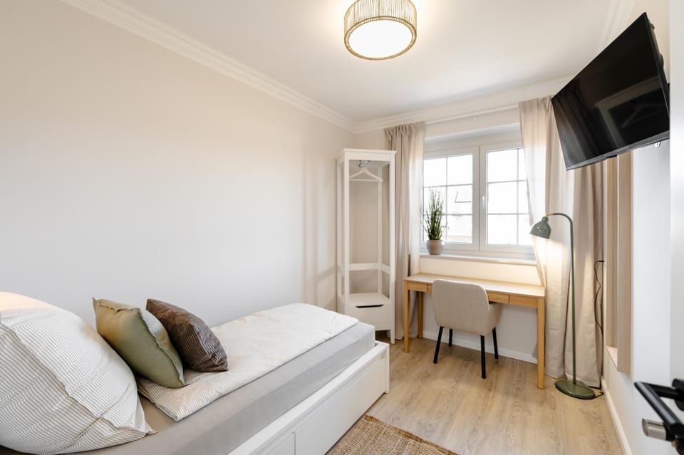Bed, TV and multimedia, Photo of the whole room, Bedroom