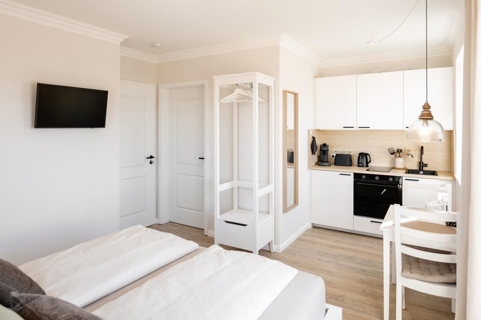 Bed, TV and multimedia, Coffee/tea facilities, Kitchen or kitchenette, Photo of the whole room, Seating area, Dining area, oven, toaster