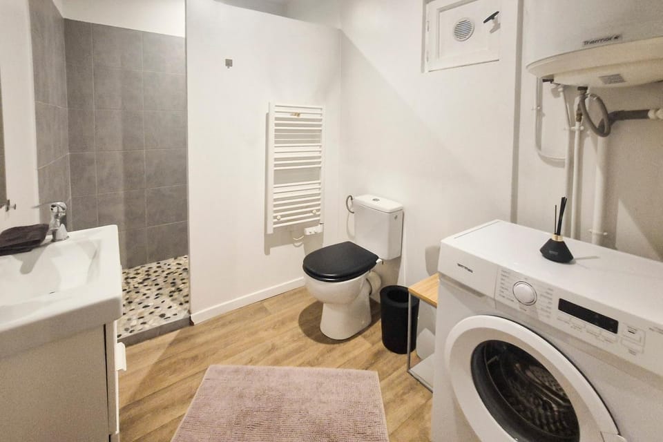 Bathroom, washing machine