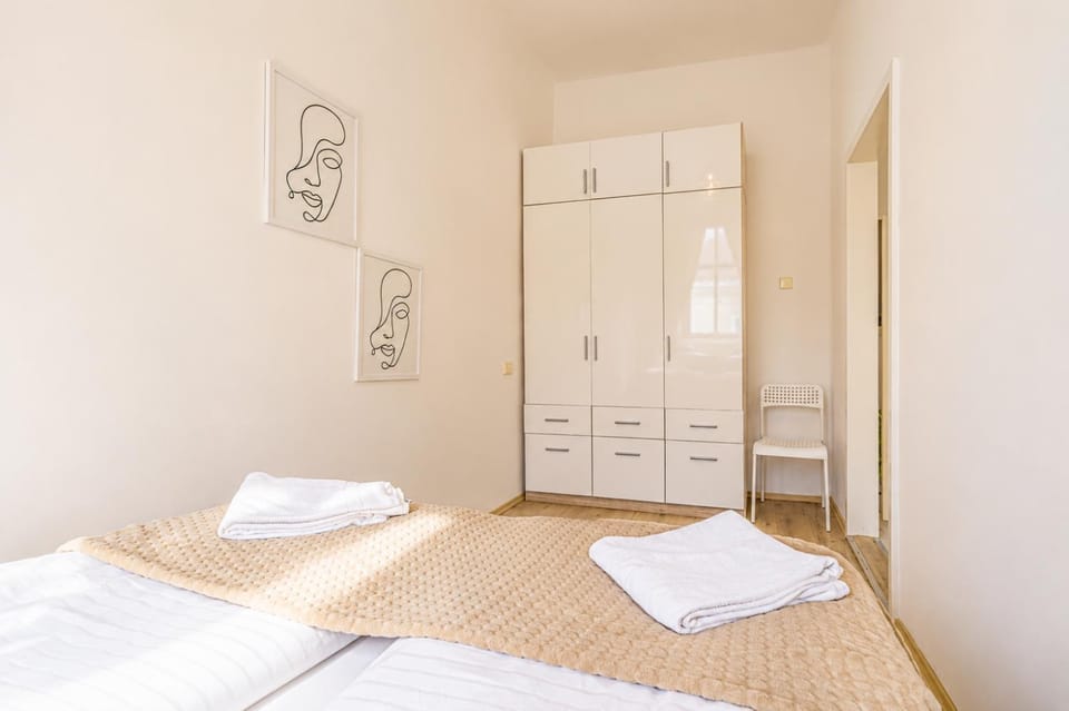 Bed, Bedroom, towels, wardrobe