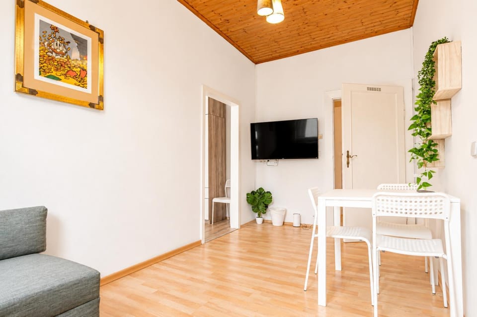 TV and multimedia, Seating area, Dining area