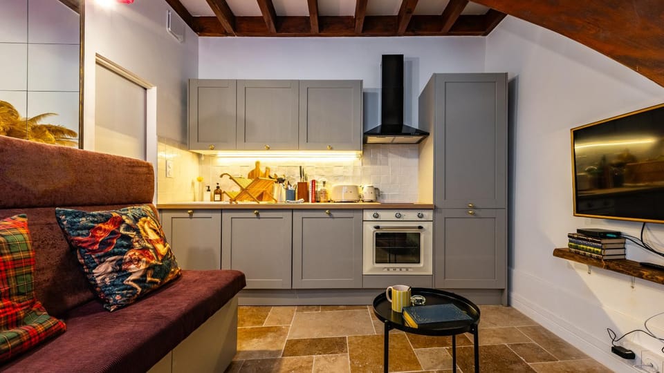 Kitchen or kitchenette, oven