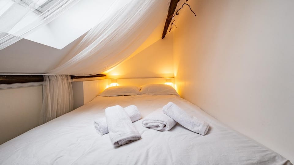 Bed, Photo of the whole room, Bedroom, towels