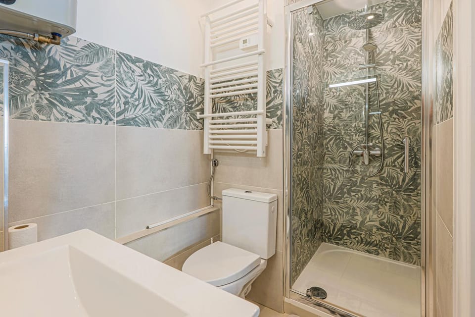 Shower, Toilet, Bathroom, Decorative detail, towels
