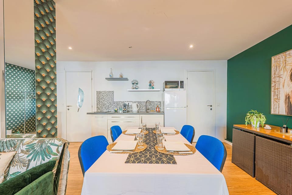 Coffee/tea facilities, Living room, Decorative detail, Dining area, internet, kitchen, air conditioner