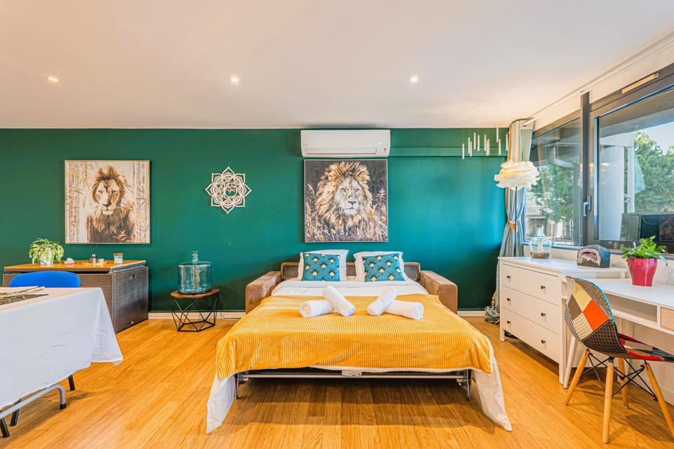 Bed, Living room, Decorative detail, Seating area, internet, air conditioner