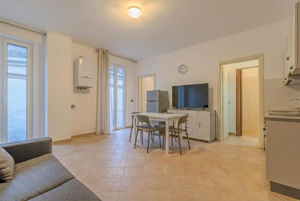 Living room, Seating area, Dining area, oven