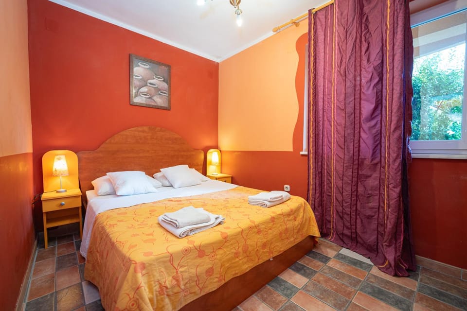 Bed, Bedroom, towels