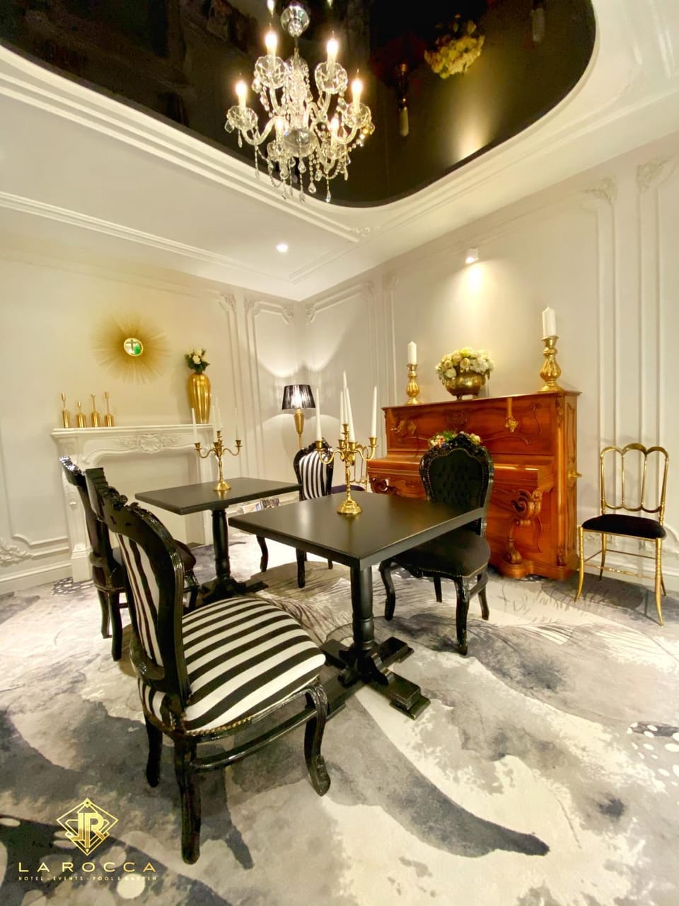 Restaurant/places to eat, Lounge or bar