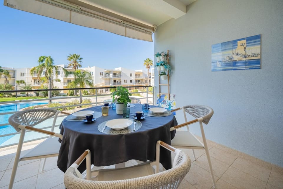 Day, View (from property/room), Balcony/Terrace, Seating area, Dining area, Pool view, Swimming pool, internet