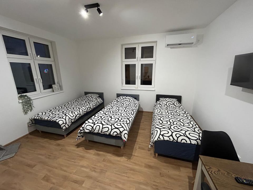 Bed, TV and multimedia, Photo of the whole room, Bedroom, air conditioner