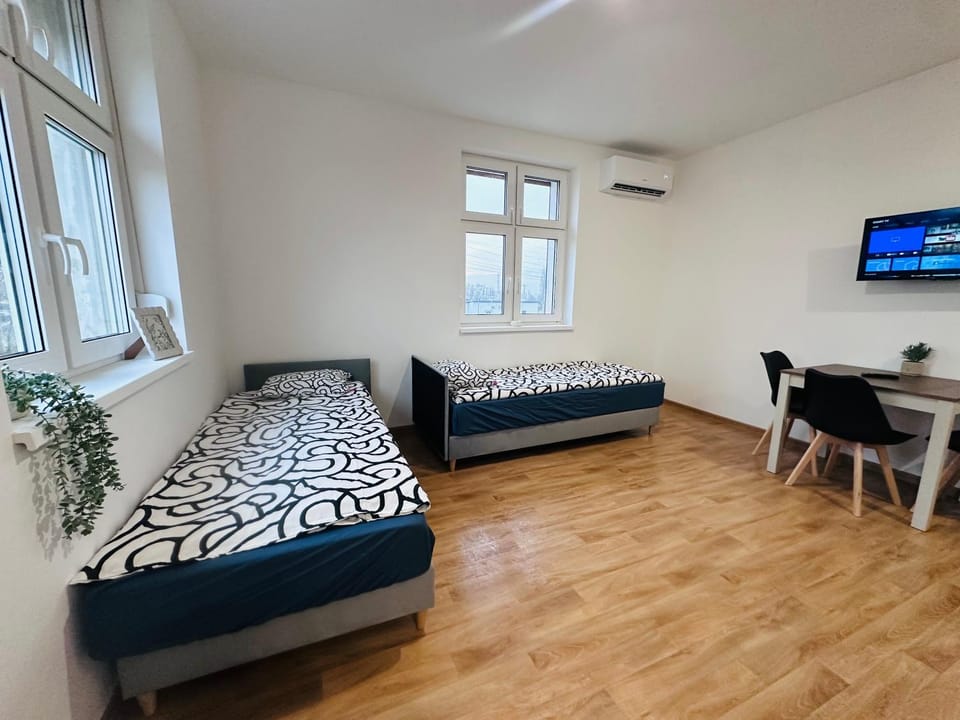Bed, TV and multimedia, Photo of the whole room, Seating area, Bedroom, air conditioner