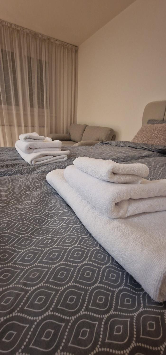Bedroom, towels