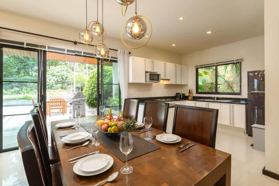 Kitchen or kitchenette, Dining area