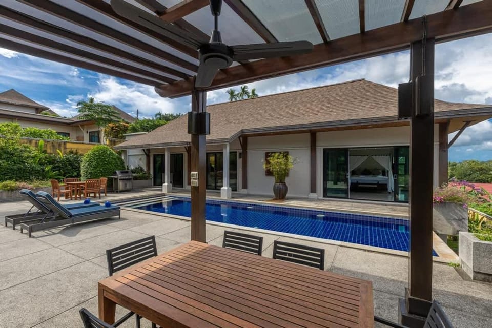 Swimming pool, sunbed