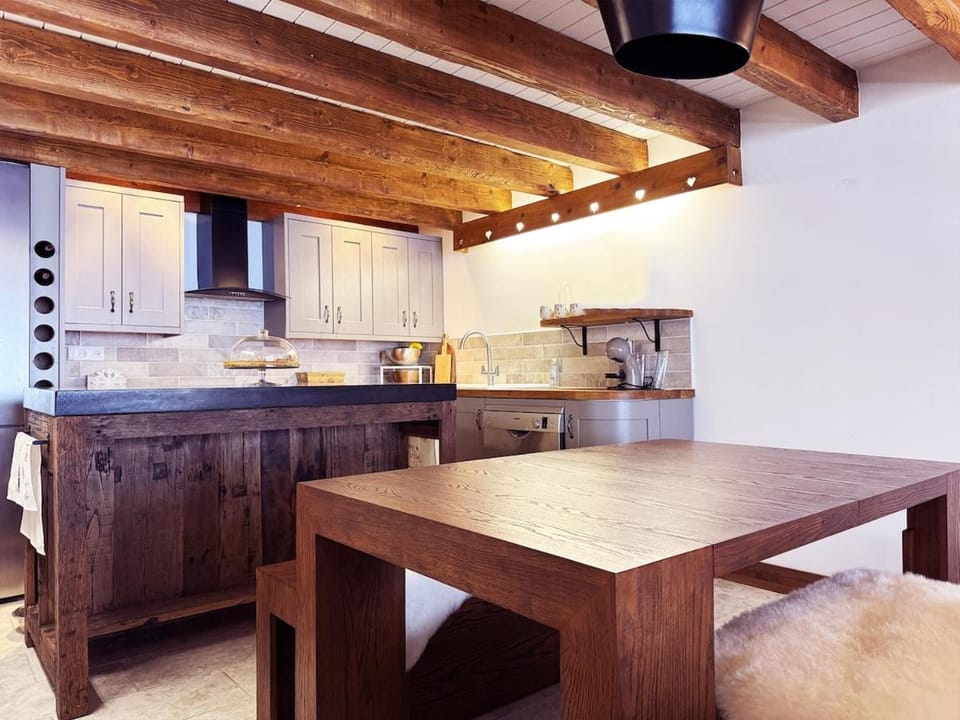 Kitchen or kitchenette, Dining area, stove