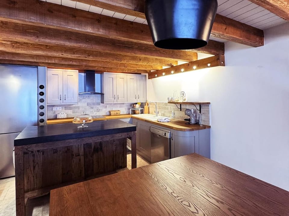 Kitchen or kitchenette, dishwasher, stove