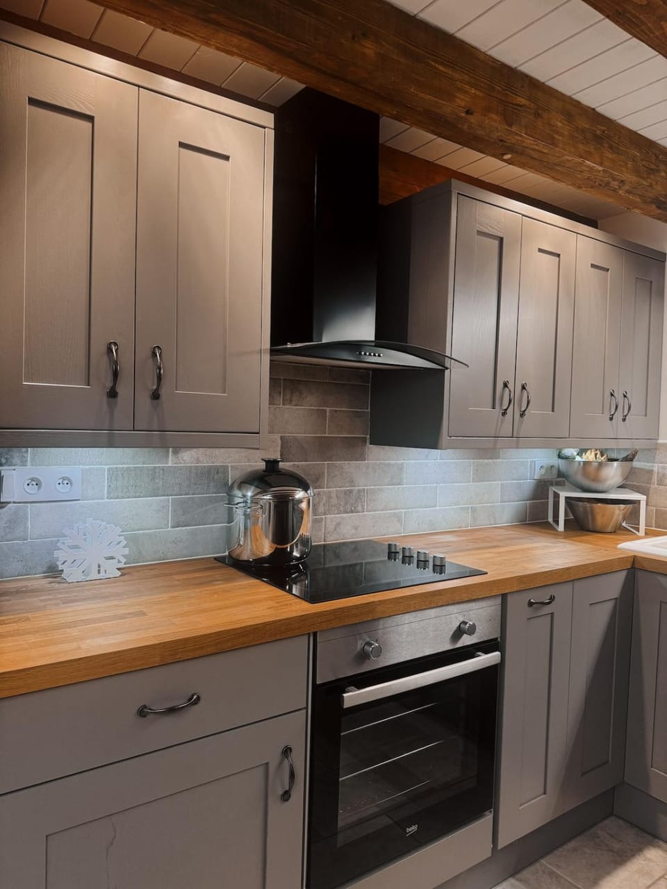 Kitchen or kitchenette, dishwasher, stove, toaster
