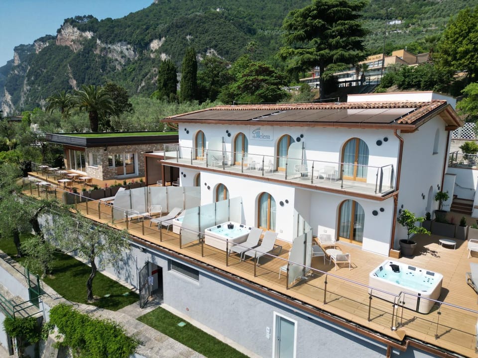 Property building, Bird's eye view, Balcony/Terrace