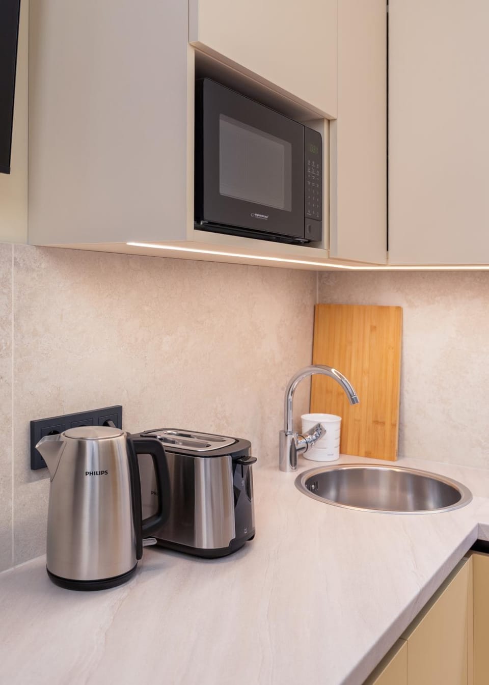 Coffee/tea facilities, Kitchen or kitchenette, stove, toaster