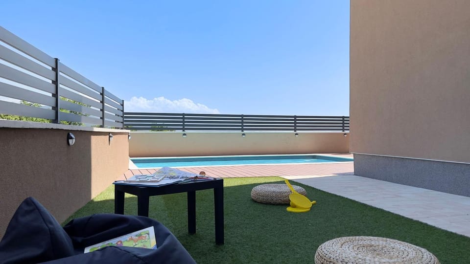 Property building, Balcony/Terrace, Swimming pool