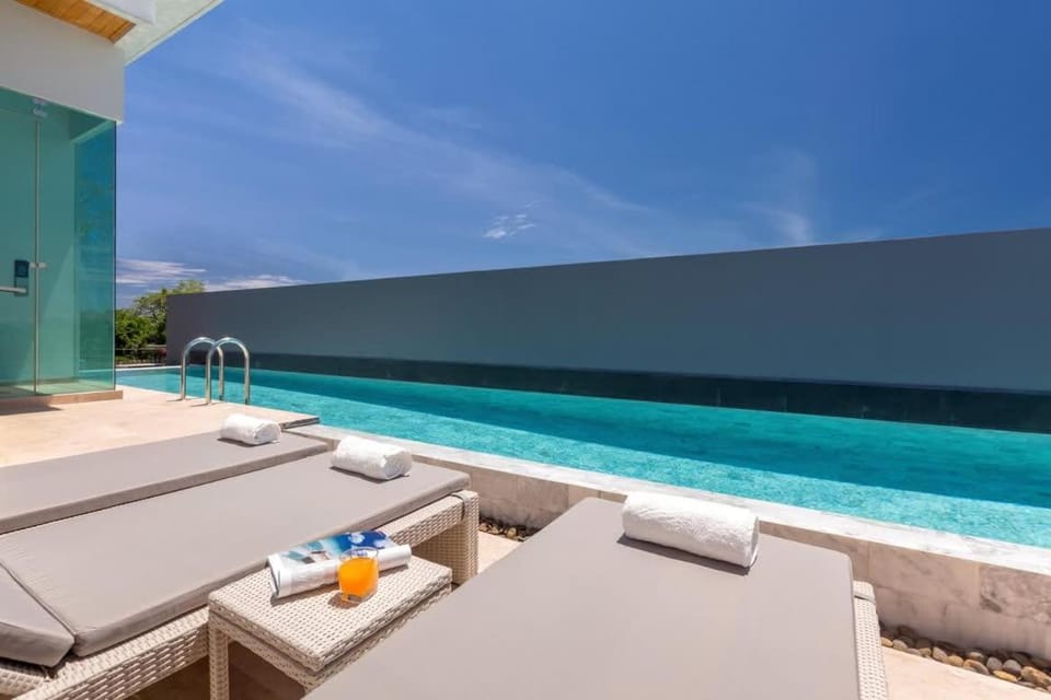 Swimming pool, sunbed
