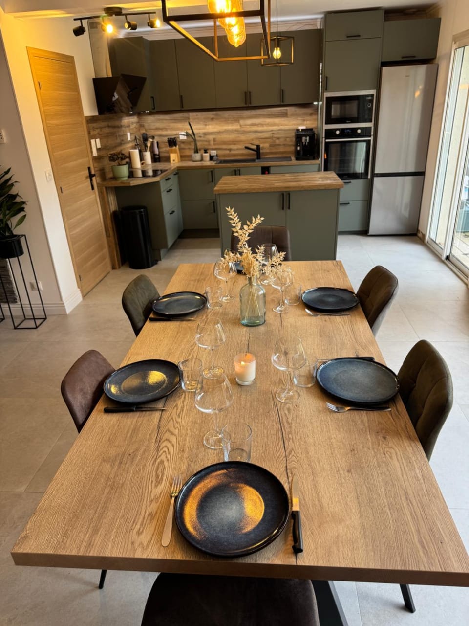 Kitchen or kitchenette, Dining area