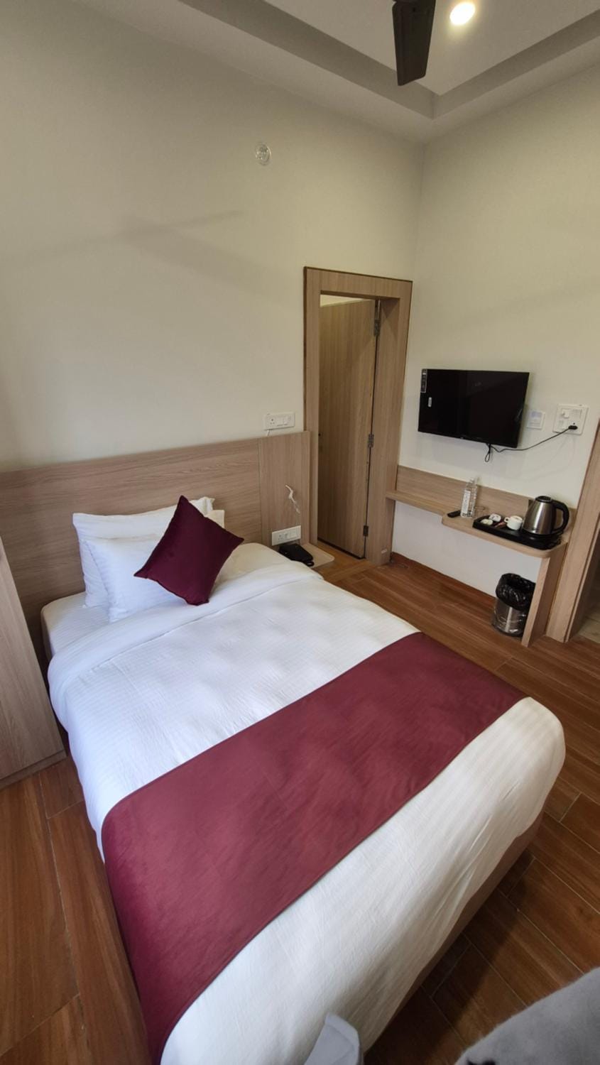 Bed, TV and multimedia, Photo of the whole room, Bedroom